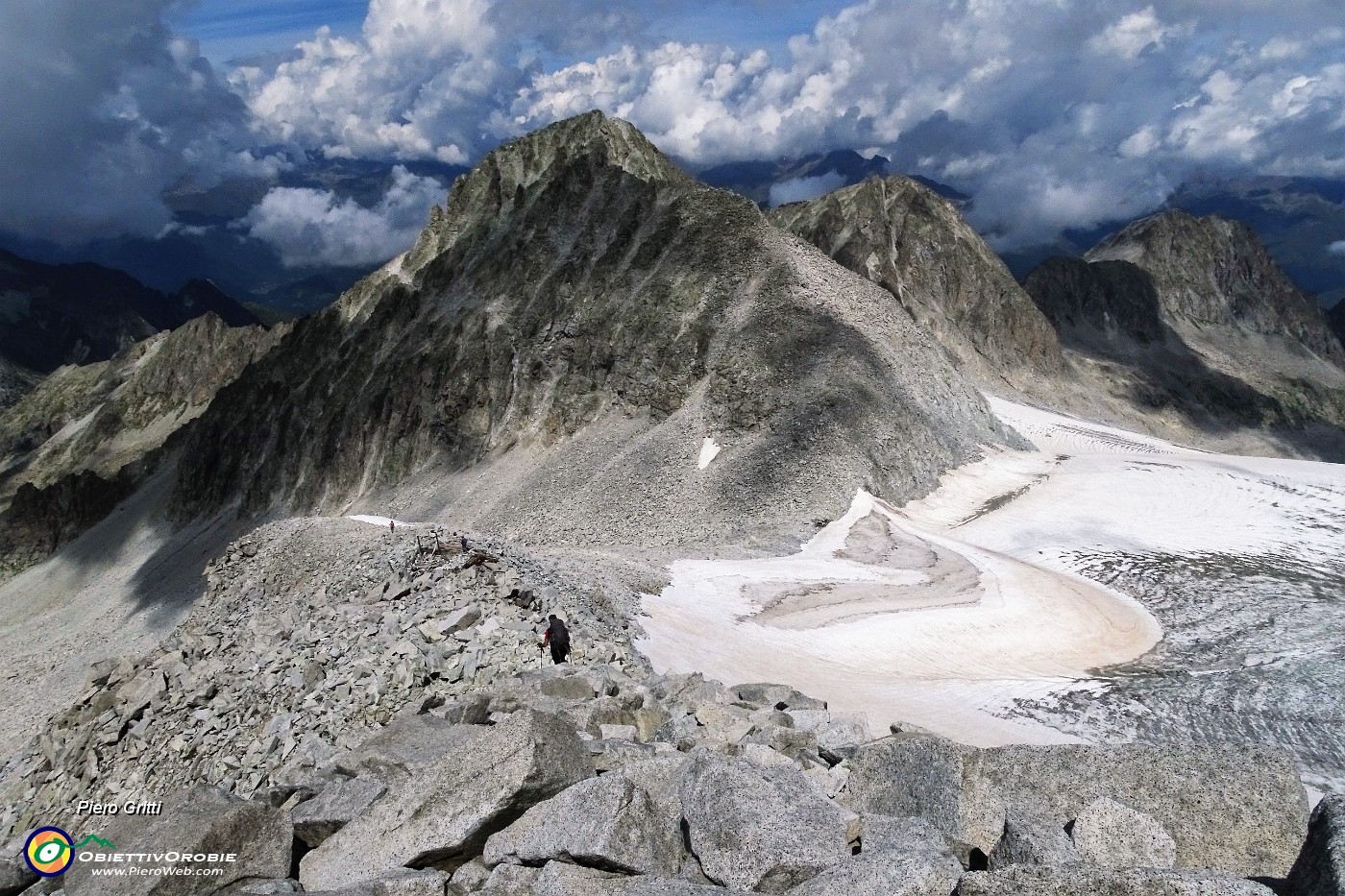 101 Scendiamo, Monte dei frati  a sx , vedrettta del Pisgana a dx.JPG